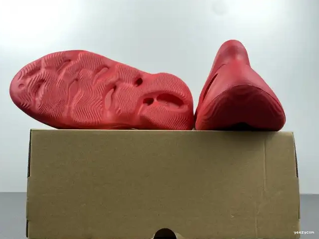 Yeezy Adidas Red Foam CW3355 0530